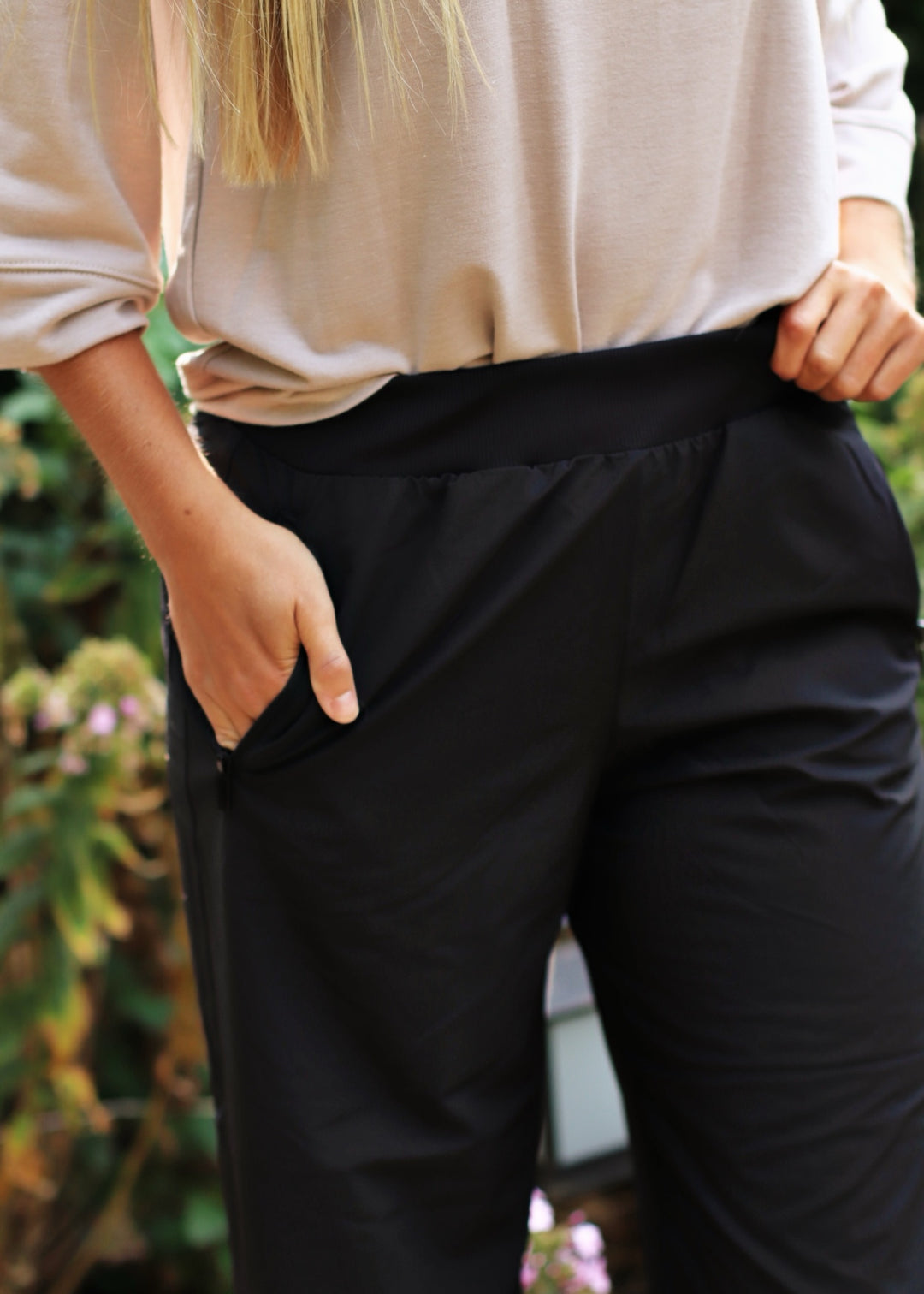 CLEARANCE FINAL SALE  Stretch Woven Straight Pants in Black