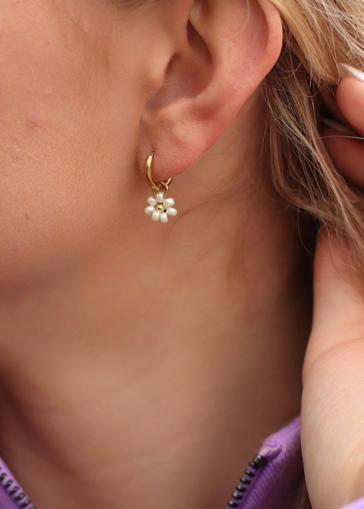 Stainless steel hoop earrings with 'daisy flower' - creme